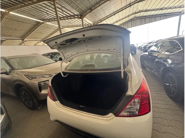 Car image 16