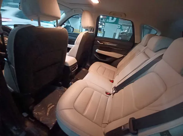 Car image 12