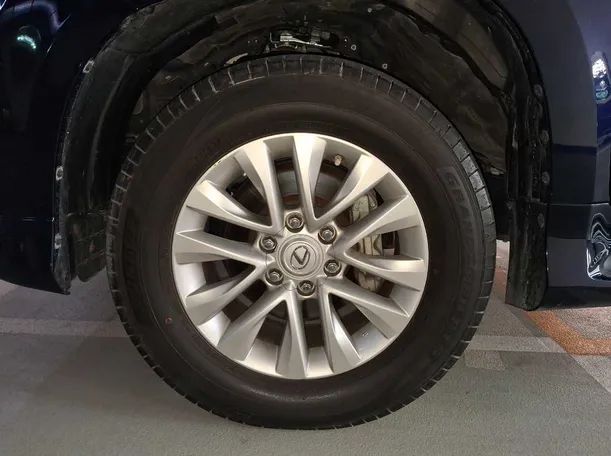 Car image 9