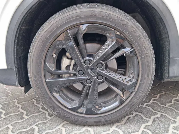 Car image 9