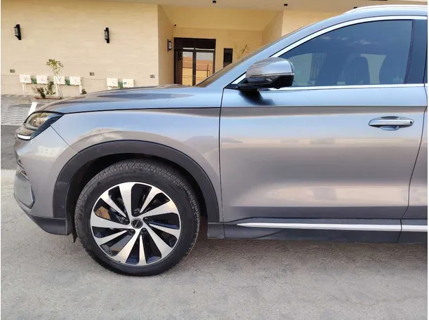 Car image 9