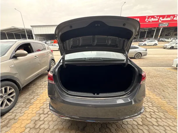 Car image 18