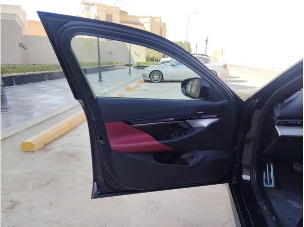 Car image 11