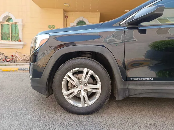 Car image 9