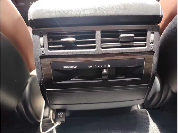 Car image 30