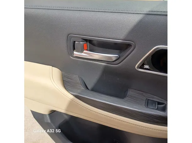 Car image 30