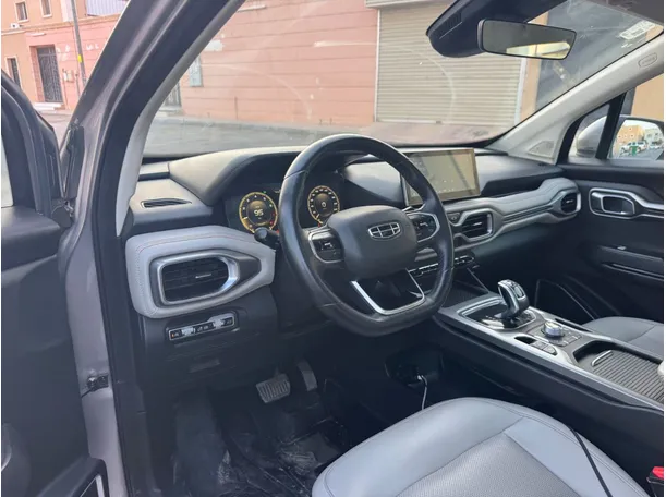 Car image 11