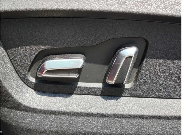 Car image 29