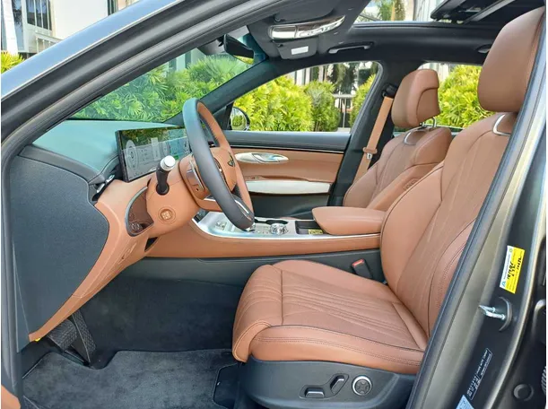 Car image 11
