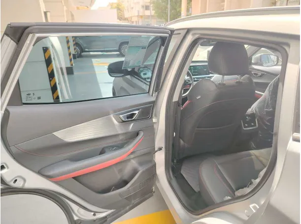 Car image 14