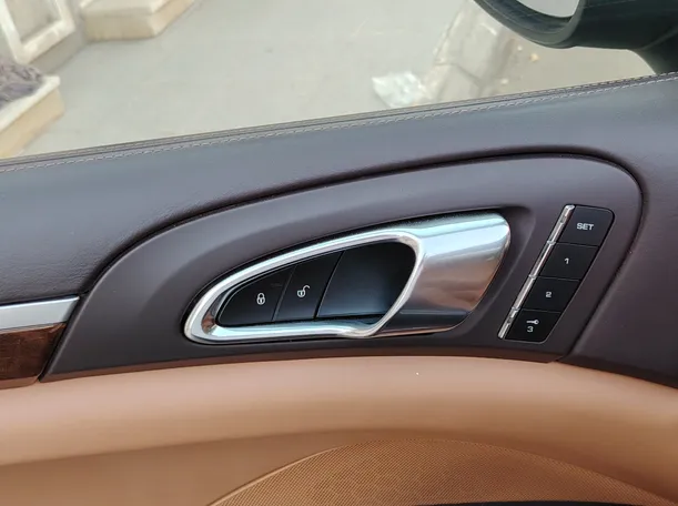Car image 30