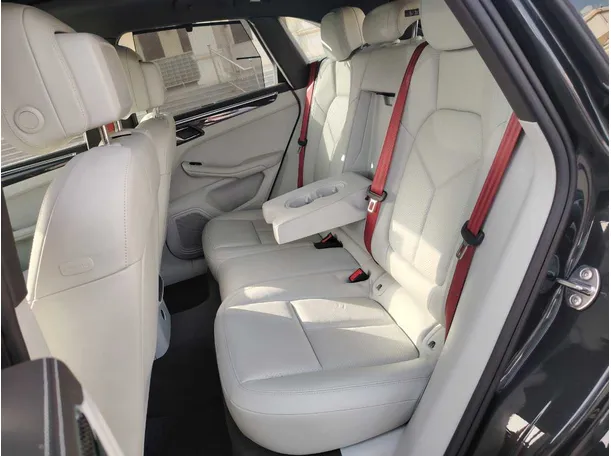 Car image 15