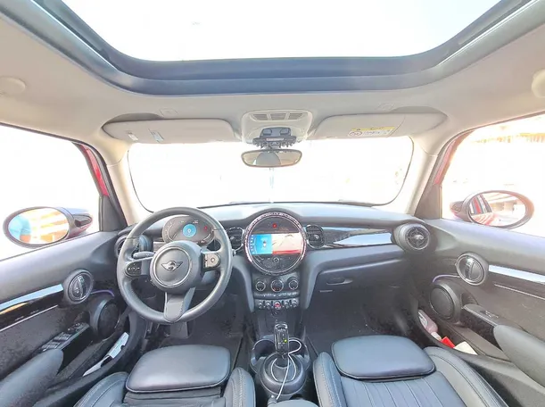 Car image 14