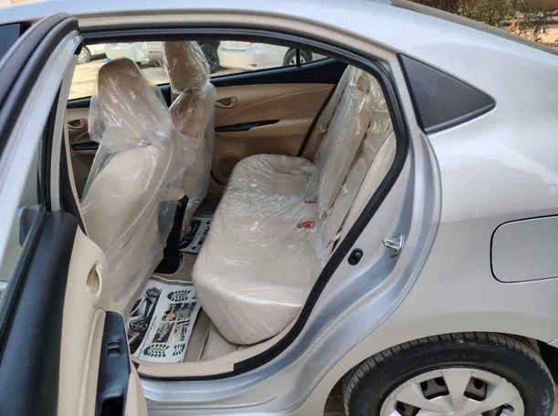 Car image 14