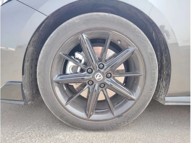 Car image 9