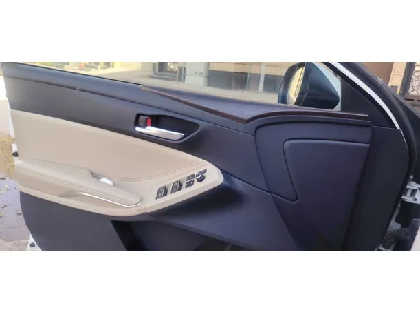 Car image 24