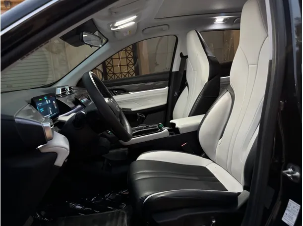 Car image 13