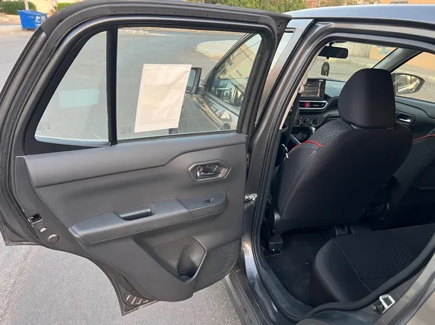 Car image 13