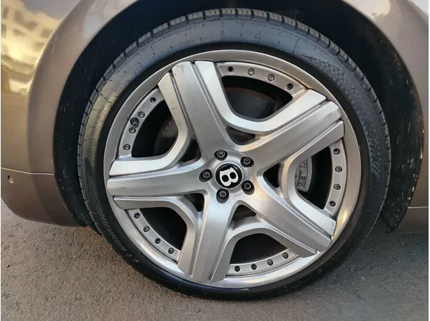 Car image 10