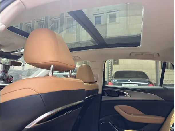 Car image 16