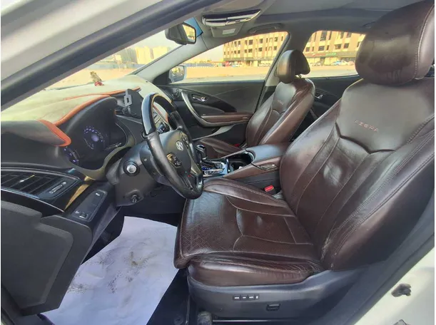 Car image 12