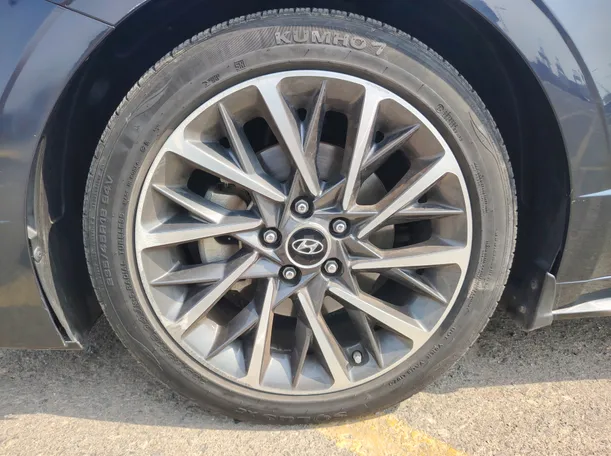 Car image 9