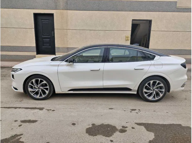 Car image 8