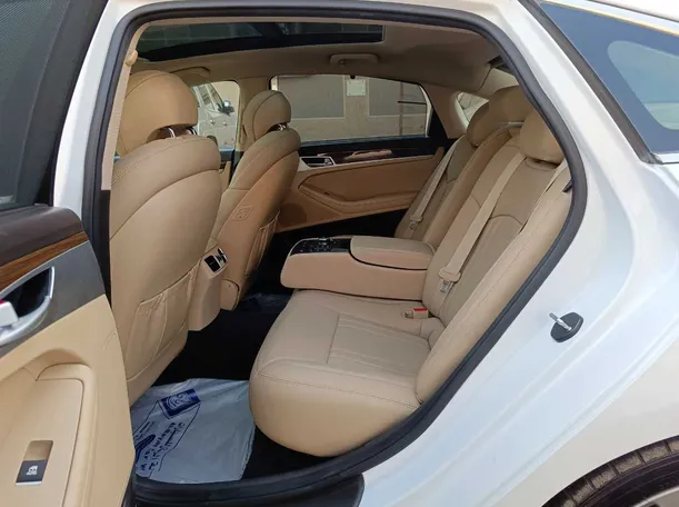 Car image 19