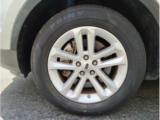 Car image 10