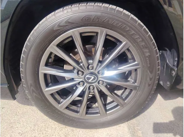 Car image 10