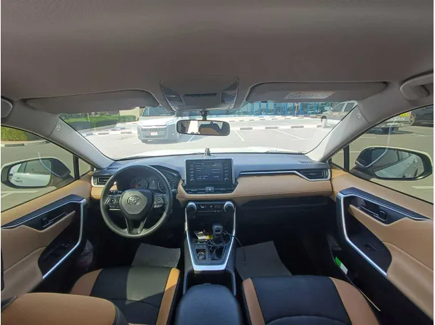 Car image 14