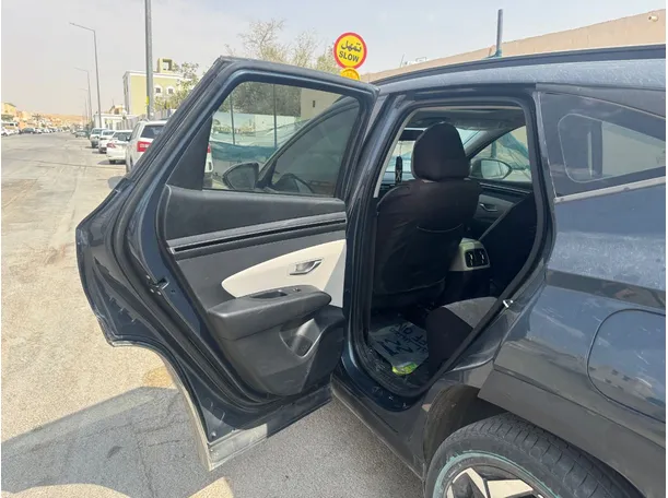 Car image 13
