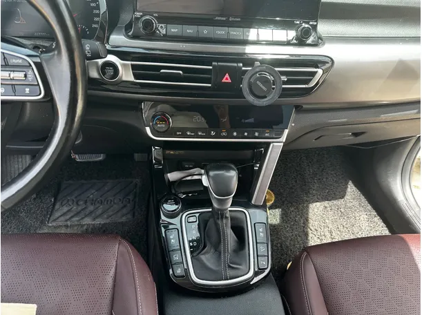 Car image 19