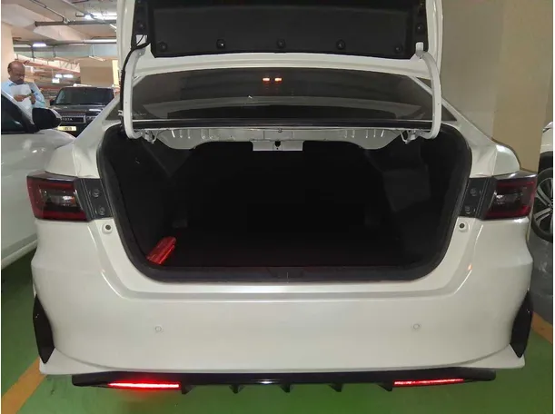 Car image 19