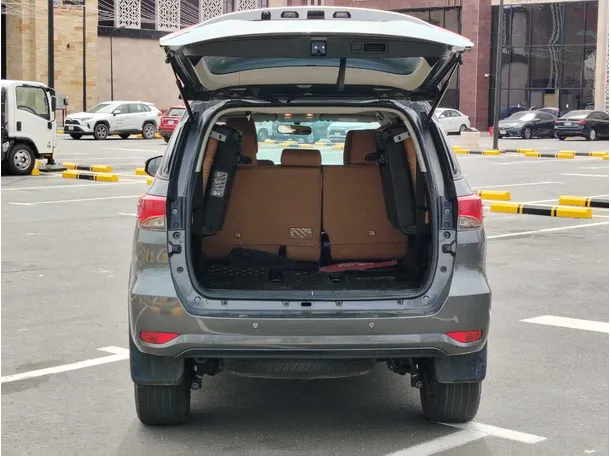 Car image 23