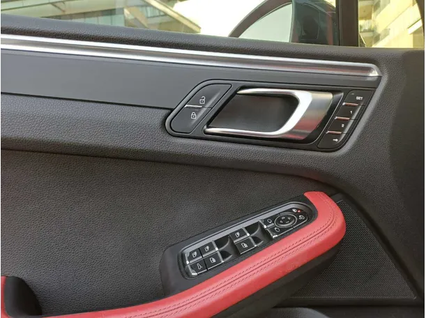 Car image 25