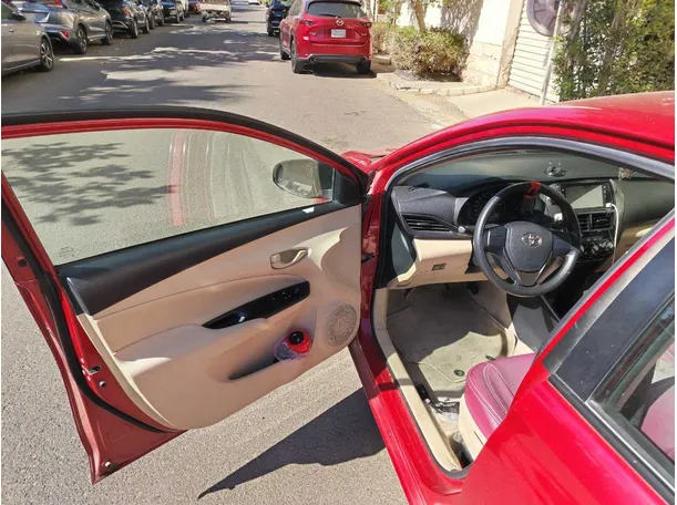 Car image 11