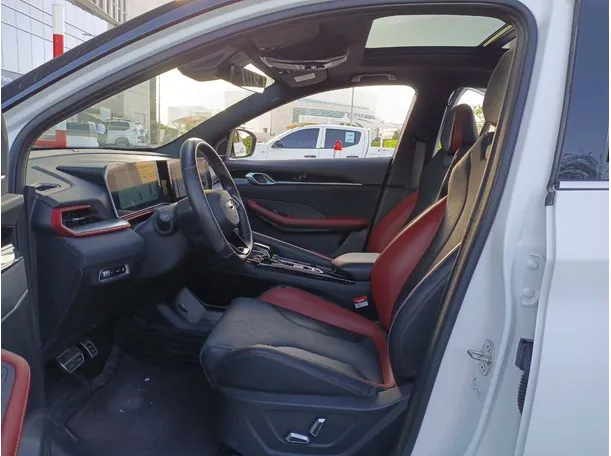 Car image 12