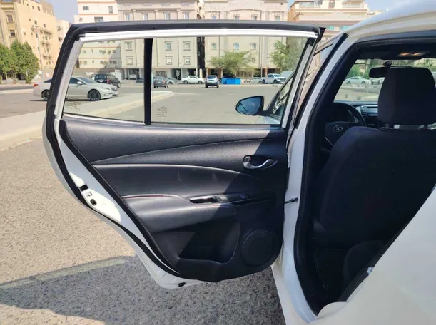 Car image 14