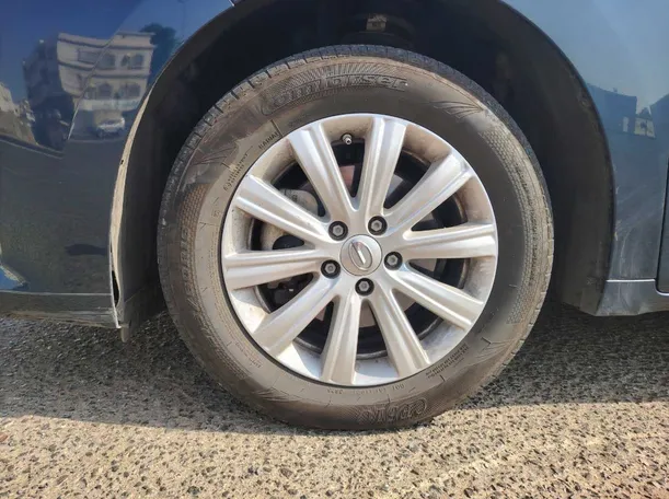 Car image 9