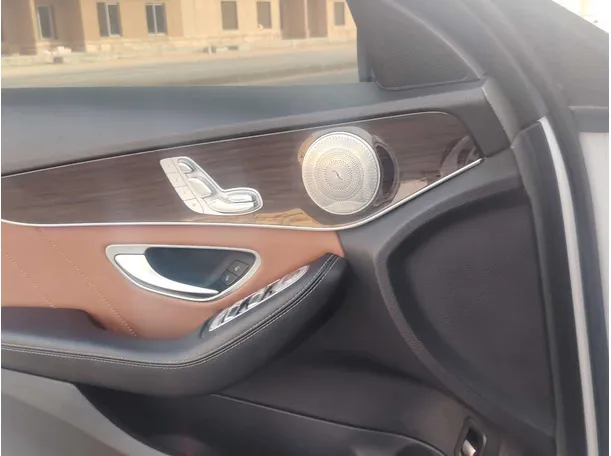 Car image 32