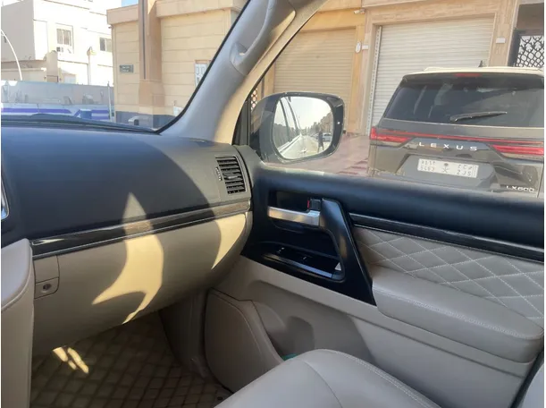Car image 26