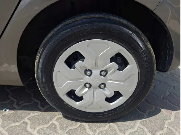Car image 9