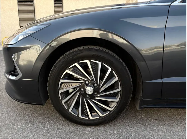Car image 9