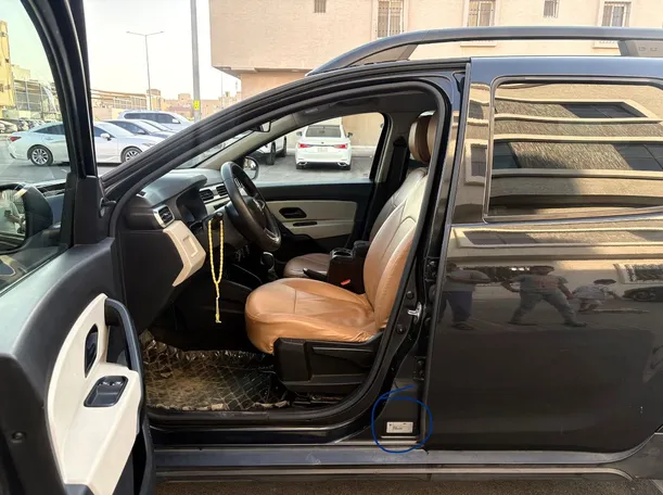 Car image 12