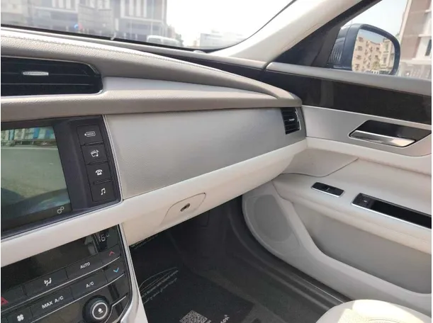 Car image 34