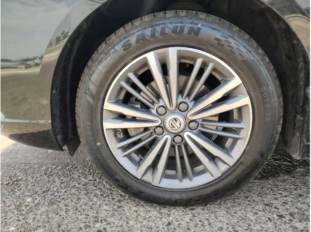 Car image 10