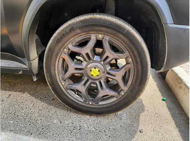 Car image 9