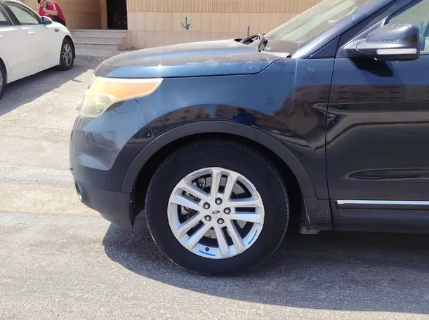 Car image 9
