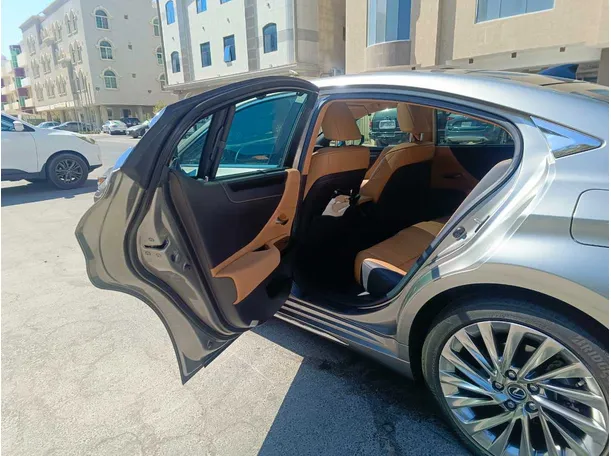 Car image 17